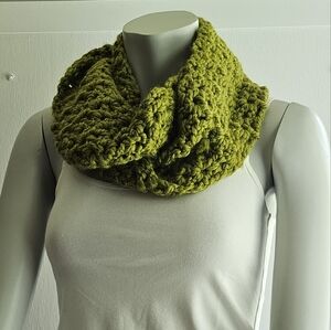 NWOT CHUNKY OLIVE GREEN CROCHET INFINITY SCARF HAND MADE
